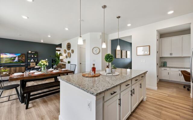 New Build W/ Great Backyard & Lake Access!