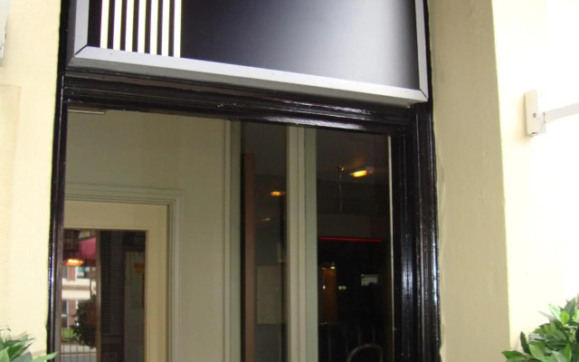 Whites Hotel