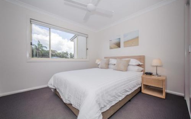 Escape At Nobbys Executive Townhouse 1 74 Pacific Drive – Guest Rooms – Port Macquarie