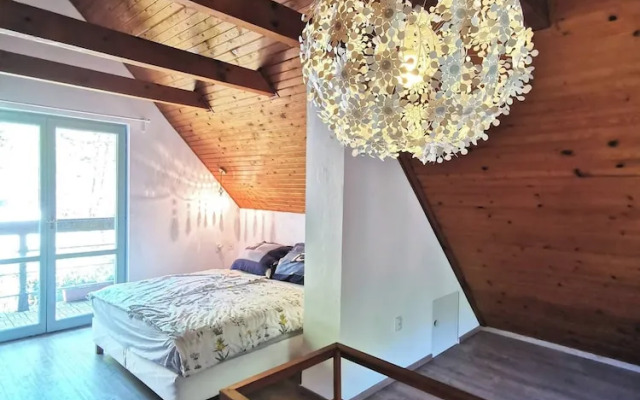 Sunny Wooden House on Creek, 30 Minutes Prague