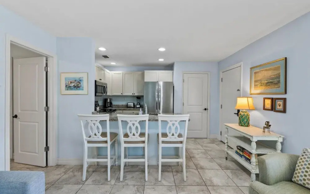 Le Monaco - Romantic 1 BR Condo Steps from 5th Ave S. Chic Coastal Retreat with King Bed and Beach Access. Perfect Location for Couples Near Dining, Shopping, and Naples Beach