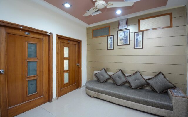 Hotel Royals By OYO Rooms