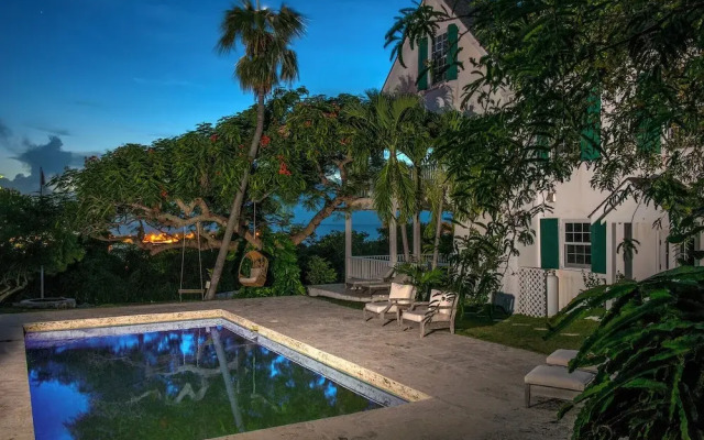 Pink Sands Paradise: Luxury Estate With Pool