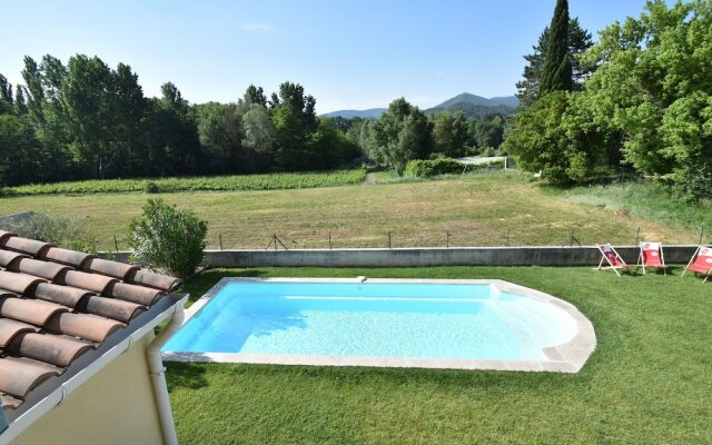 Spacious Villa in Vaison-la-Romaine with Swimming Pool