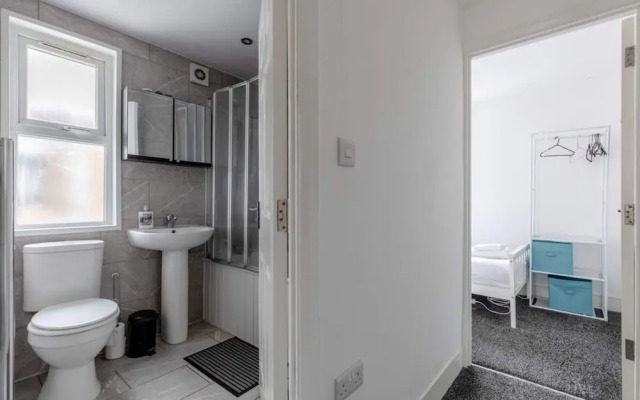 Spacious & Newly Renovated 4BD House East Ham!