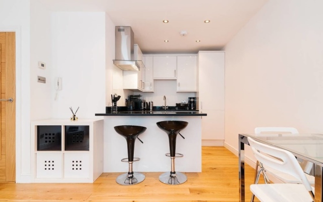 Bright New Flat Perfect Location!