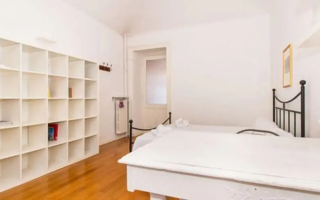 Pozzo Strada Bright Apartment - with Balconies