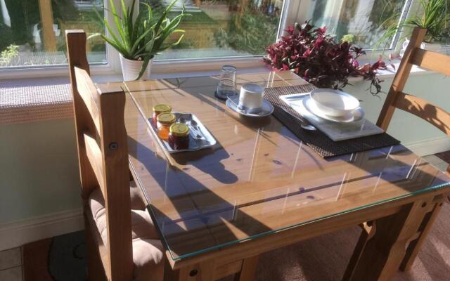 Luxury 3 bedded room with sea peeps and parking