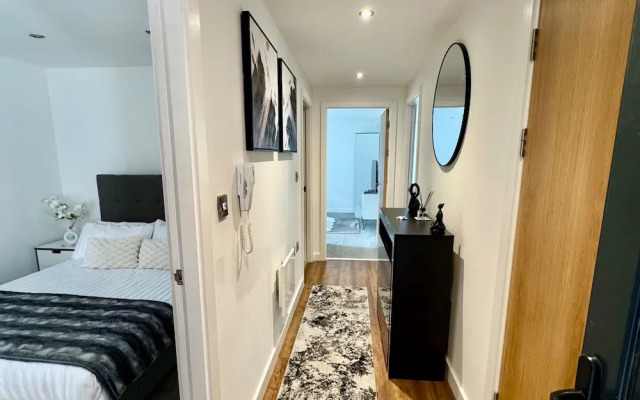 Stylish 2-bed Apt-private Parking-10mins to Centre