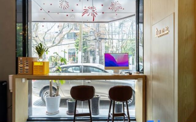 Waiting Hotel(Shanghai Xujiahui Stadium)