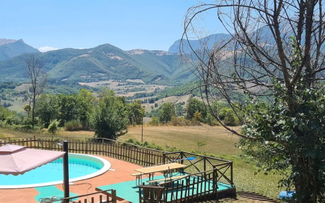 Belvilla by OYO Hillside Villa With Pool