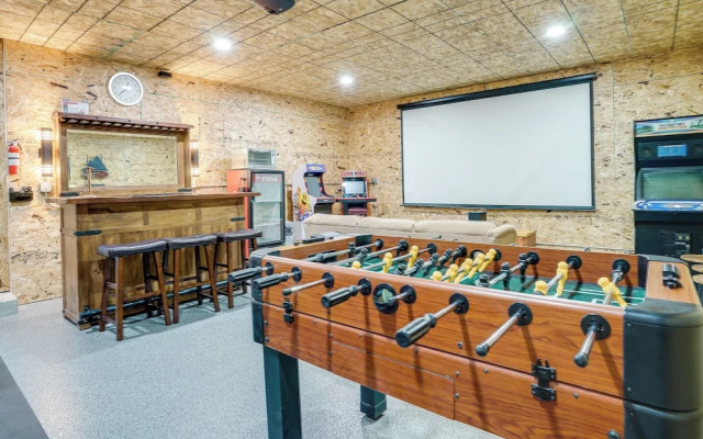 Sporty Blaine Home w/ Games ~ 2 Mi to Super Rink!