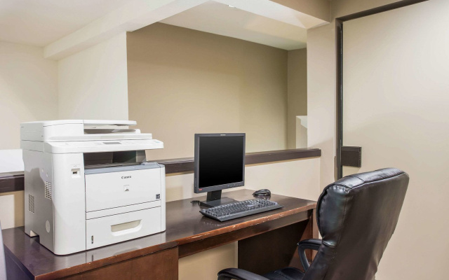 Quality Inn Kansas City International Airport