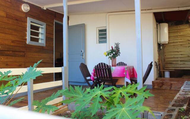 House with One Bedroom in Petite Île, with Wonderful Sea View, Furnished Garden And Wifi - 2 Km From the Beach