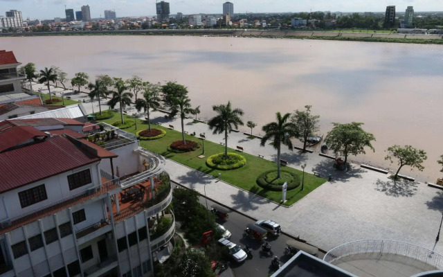 Paragon Central Hotel & Sky Bar