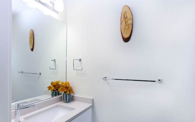 Tasteful 2 Bedroom Suite near Marine Gateway by Elevate Rooms