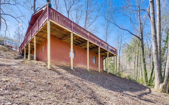 Pet-friendly Hiawassee Cabin w/ Lake Views & Sauna
