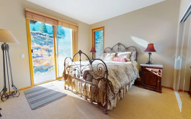 Snowcreek V 774 Gorgeous Mountain Views with Private Garage, Washer Dryer and Gas Grill by RedAwning
