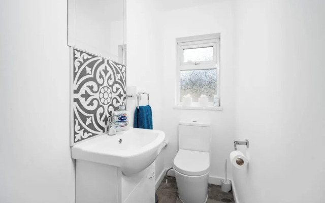 3 bed House/free Parking/contractors/families