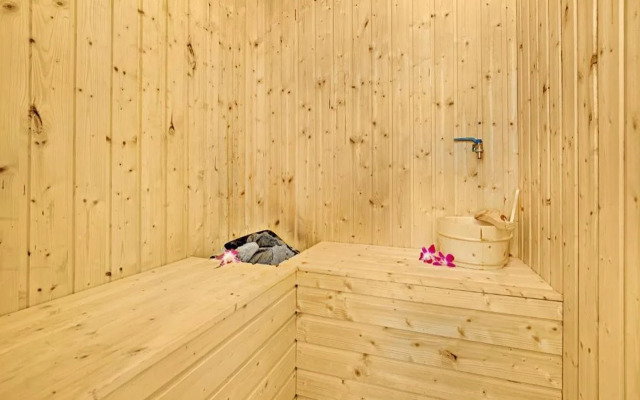 Yarra Ocean Suites Danang