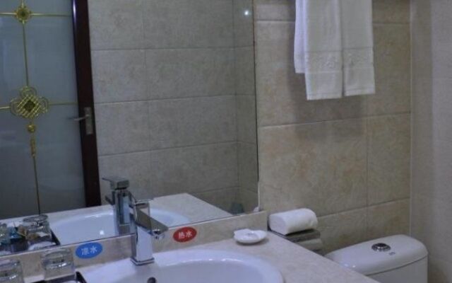 Yichuan Longsheng Business Hotel