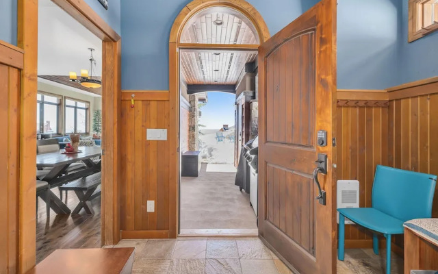 Snow Therapy Chalet Ski In Out & Hot Tub