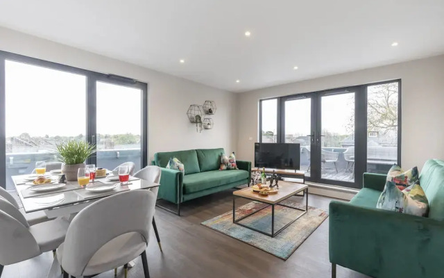 Elliot Oliver - Stunning 3 Bedroom Penthouse With Large Terrace And Parking