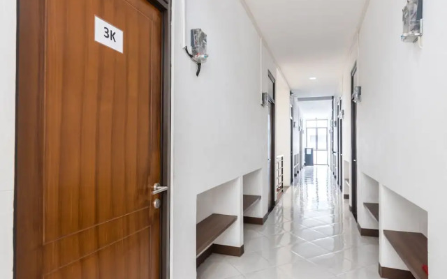 OYO 1598 Feby Inn Near RS Gandaria