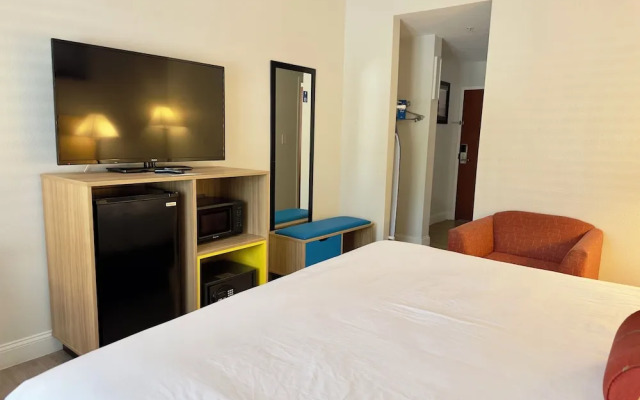 Days Inn & Suites Lakeland