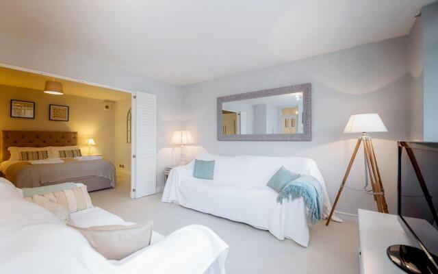 Putney Court - 1 Bed Apartment by BaseToGo