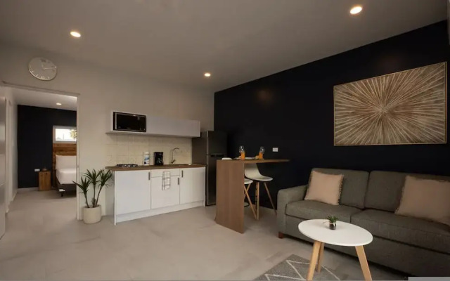 NEW - Cozy Modern One Bedroom Close to Beach