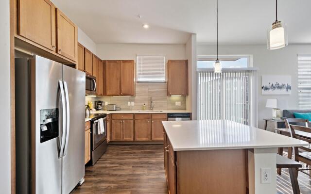 Deep Cleaned Modern 2BR Apt Downtown Location