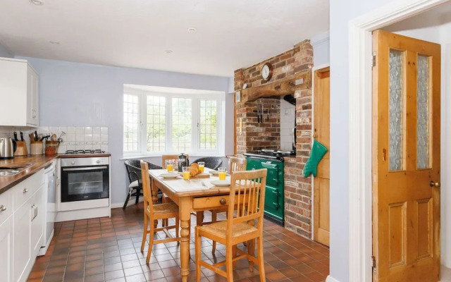 Charming Beach Getaway - Spacious 4BR Sunny Garden