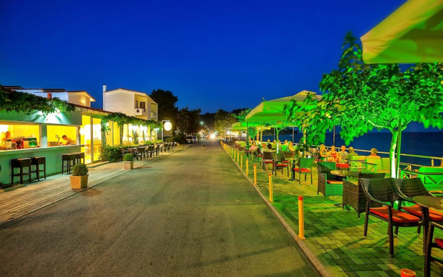 Xenios Dolphin Beach Hotel