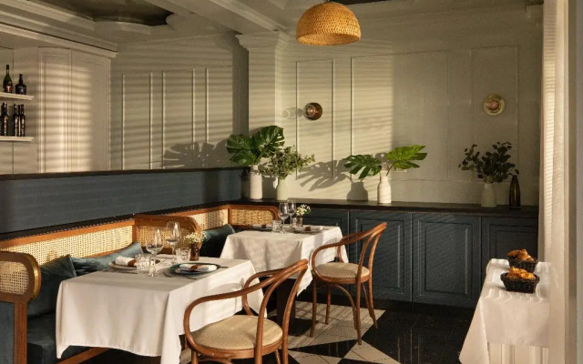 Queen's Court Hotel & Residence