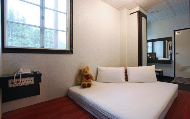 Fenchihu Street Hotel