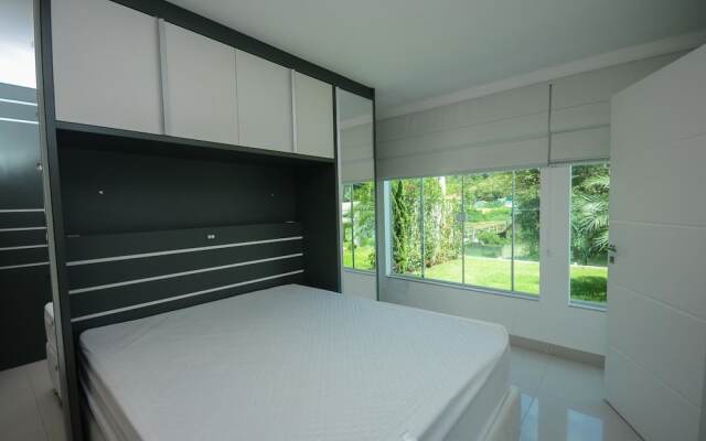 Casa 05 Dormitórios na Praia de Bombas