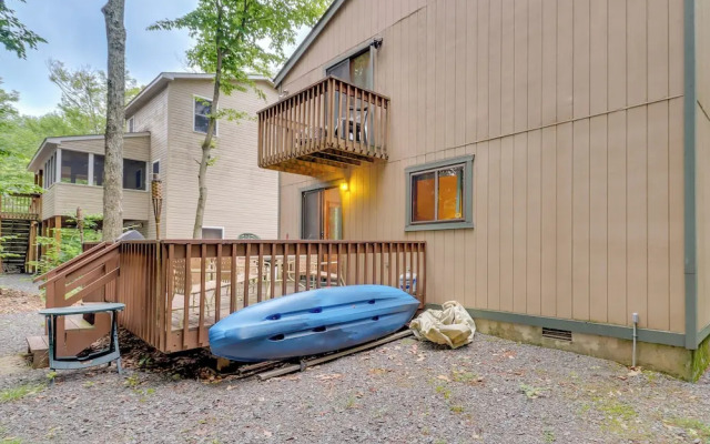 Lake Access & Decks: Pet-friendly Poconos Cabin!
