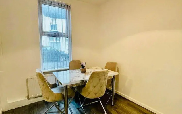 2 Bedroom House in Liverpool With Free Parking
