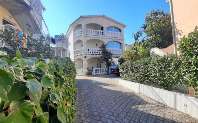 Lias - With Restaurant - A4