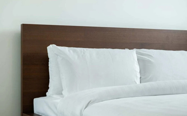 Bright & Spacious 2-bed Apt, With Balcony