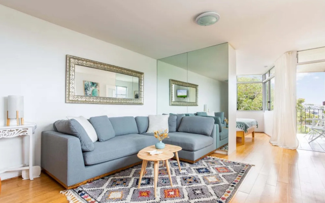 Bronte Beach Coastal Apartment With Ocean View – Guest Rooms – Sydney