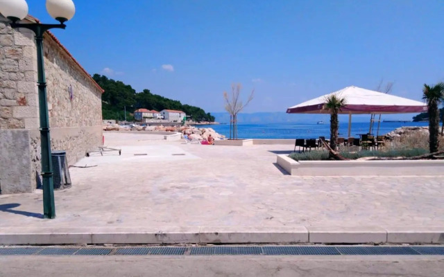Double Room Jelsa 4041e