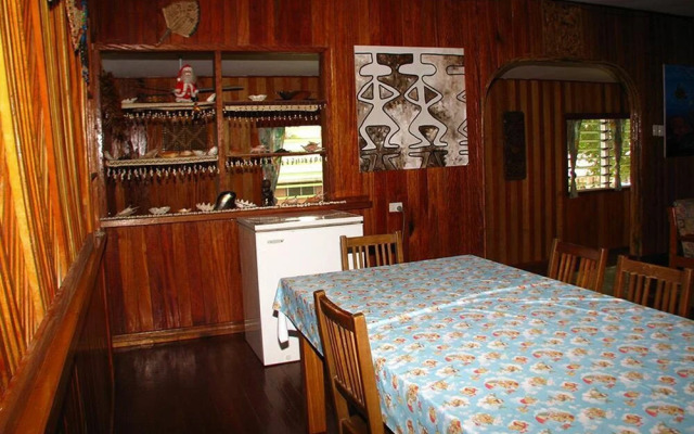 Qua Roviana Motel