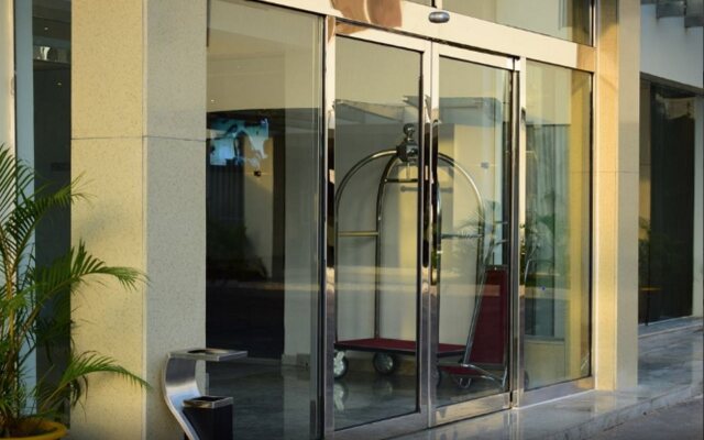 Monty Suites & Golf