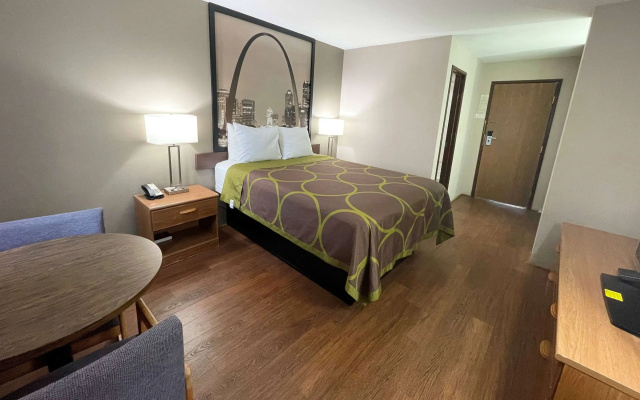 Super 8 by Wyndham Eureka/Six Flags Nearby