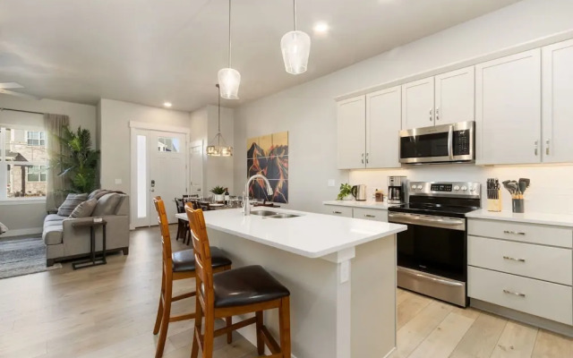 Noco Retreat - King Beds, Fireplace, Scenic Trails