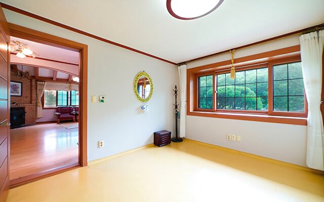 Hongcheon White House Pension