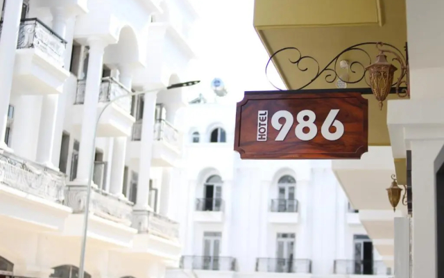 Hotel 986