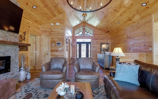 Majestic Mountain Views: Sevierville Escape!